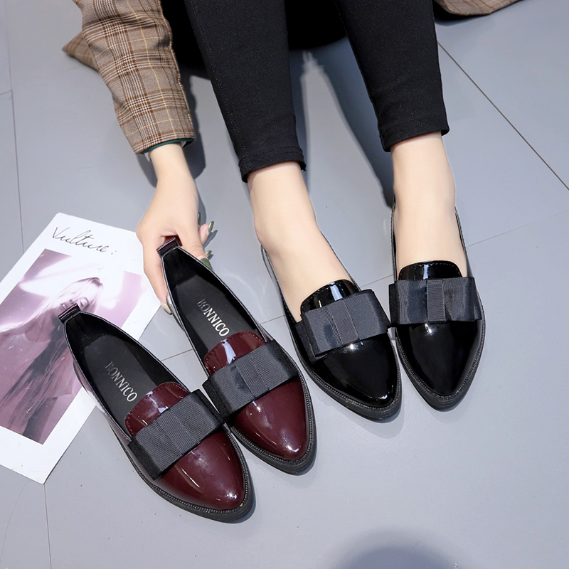 Womens Heels - Zwart/wijnrood lakleer instappers met spitse neus,